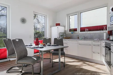 Küche mit Esstisch