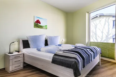 Schlafzimmer 1 mit Doppelbett, Nachttisch mit Leselampen