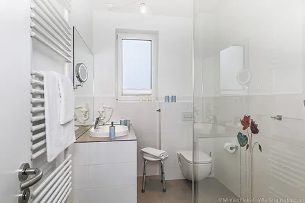 Bad mit Dusche und Glastrennwand