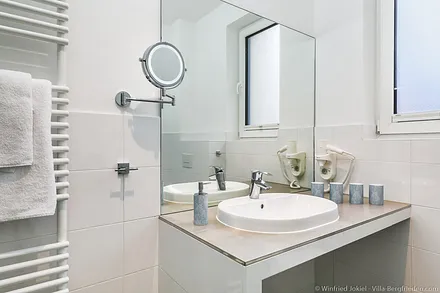 Bad mit Waschtisch, Handtuchtrockner