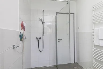 Bad mit Dusche und Glastrennwand