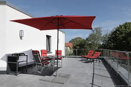 Dachterrasse mit Sonnenschirm (sonnige Süd-Ost Lage)