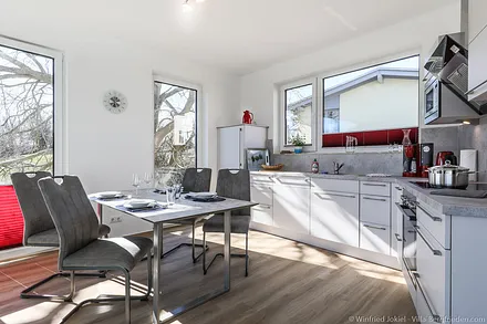 Küche mit Esstisch