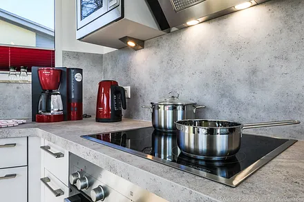 Küche mit Herd und Mikrowelle