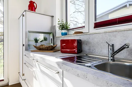 Küche mit Kühlschrank und Spülmaschine