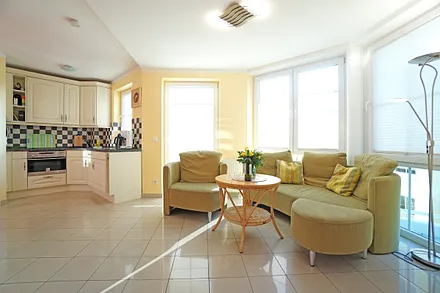 Wohnzimmer mit Küche