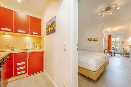 Die Küchenzeile in der Nische im Flur.