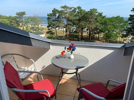 Sie haben wunderbaren Meerblick von ganz oben (3.OG)! Ein Fahrstuhl ist vorhanden.