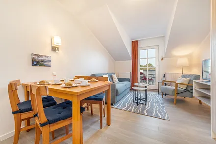 Blick in den Wohnbereich mit Eßplatz.