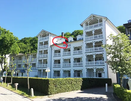 Herzlich willkommen im Urlaub am Meer! Der Pfeil zeigt auf Ihren Balkon.
