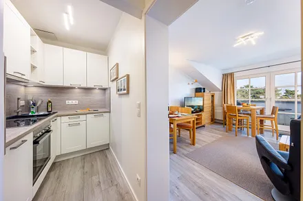 Blick vom Flur zur Küchennische und zum Wohnzimmer.