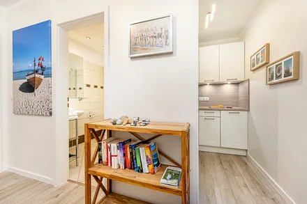 Blick vom Flur zum Bad und zur Küchennische.