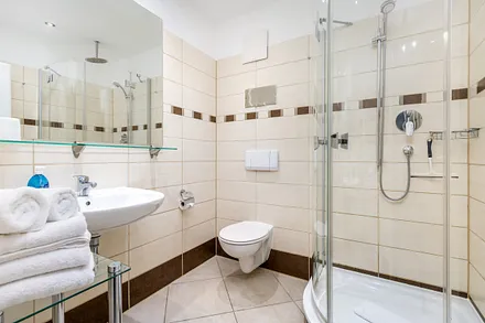 Das schöne Bad mit Dusche , WC ...