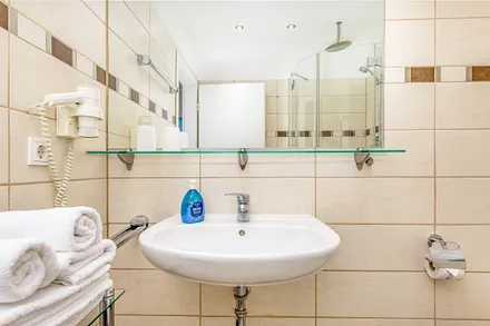 ... Waschbecken und Fön.