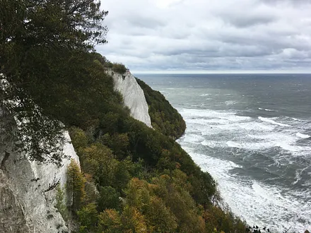 Die Kreideküste am Königsstuhl im Herbststurm.