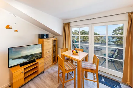 Blick zum bequem möblierten Balkon mit Meerblick.