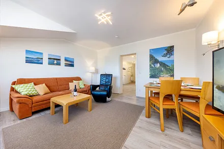 Die Couch mit Schlaffunktion und der Relaxsessel.