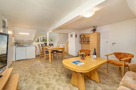 Im großen Wohnzimmer haben Sie einen komfortablen Eßplatz  ...