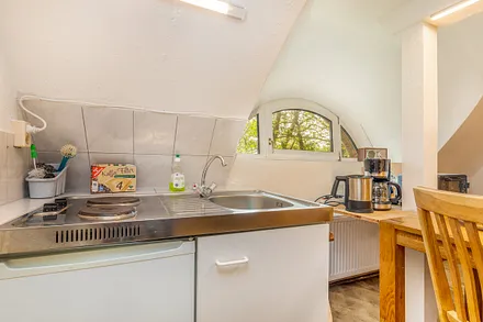 ... und eine Pantryküche mit 2-Platten-Herd und Kühlschrank.