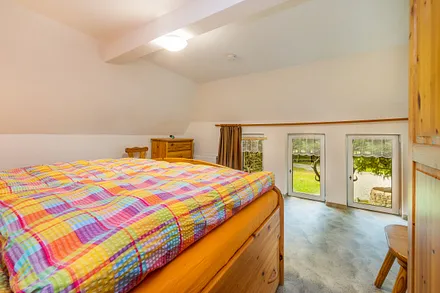 ... mit Doppelbett und Kleiderschrank.