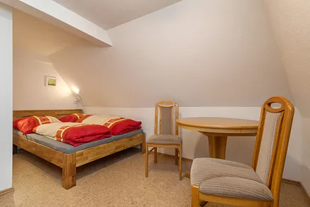 ... mit Doppelbett und Kleiderschrank.