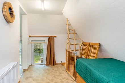 Hier der Flur mit Einzelbett.