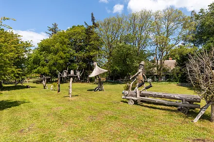 Hier der Vorgarten mit Waldgeist und Picknickplatz.