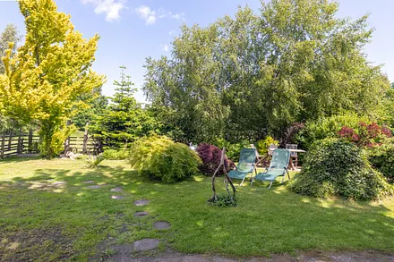 Im Garten finden Sie viele schöne Fleckchen zum Entspannen.