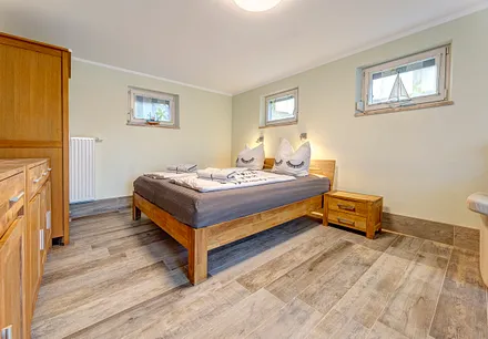 Schlafzimmer mit Doppelbett