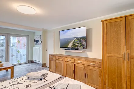 Zugang zur Terrasse mit Doppelbett und Flat-TV