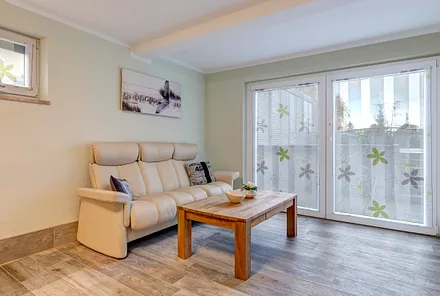 Schlafzimmer mit Zugang zur Terrasse und Sitzcouch