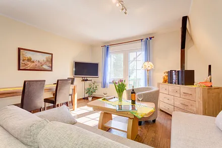 Wohnzimmer mit Balkon