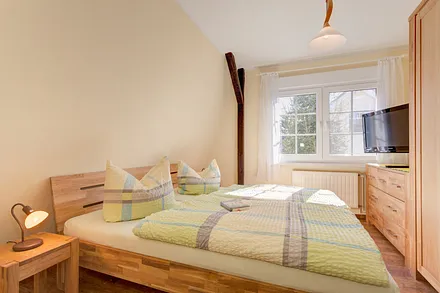 Schlafzimmer mit Flat-TV