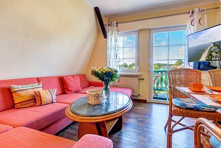 Schlafcouch & Zugang zum Balkon