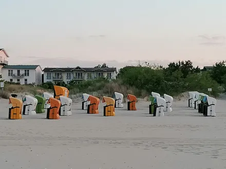 bunte Strandkörbe warten auf Ihre Gäste
