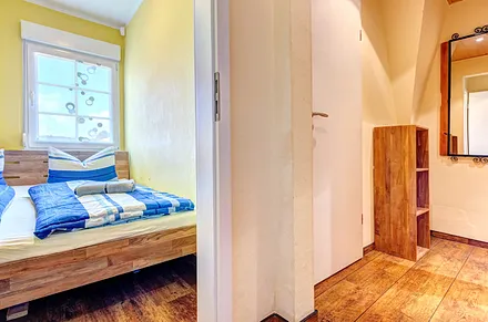 kleines Schlafzimmer mit Doppelbett