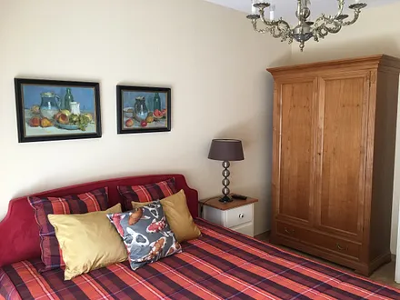 Schlafzimmer. Doppelbett mit 2 Matratzen (Härtegrad: H2, H3) und TV.