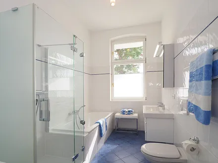 Bad mit Badewanne & Dusche