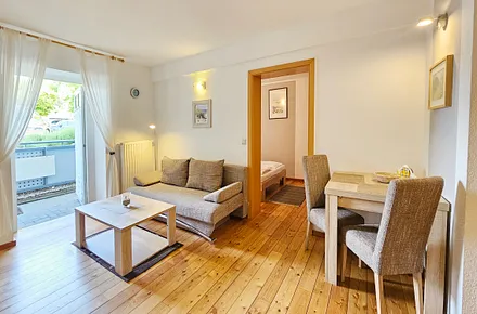 Schlafcouch und Essplatz