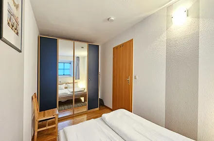 Schlafzimmer mit Doppelbett (140x200cm)