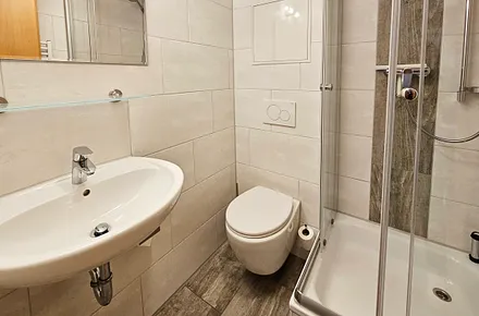 Bad mit Dusche/WC und Fön