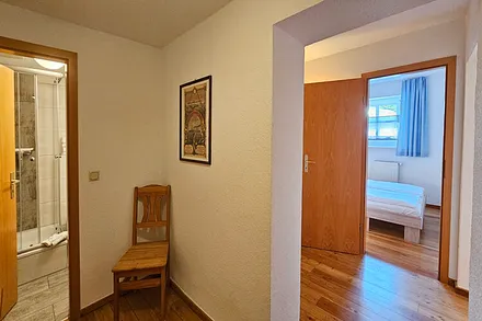 Diele - rechts Bad - geradeaus Blick ins Schlafzimmer 