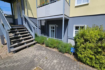 Hauseingang unten die Terrasse vom Appartement