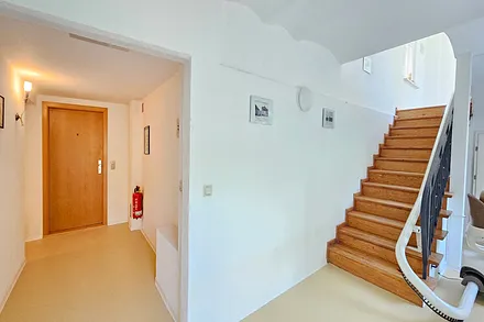 Hausflur - geradeaus Wohnungseingangstür