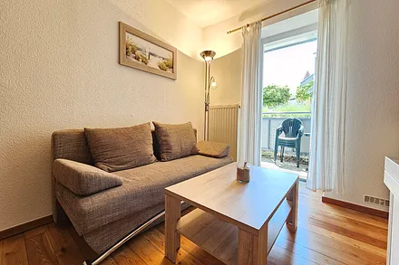 Schlafcouch und Zugang auf die Terrasse