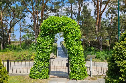 Weg vom Grundstück auf die Promenade mit direkten Strandzugang