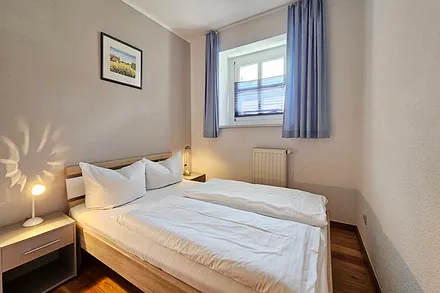 Schlafzimmer mit Doppelbett (140x200cm)