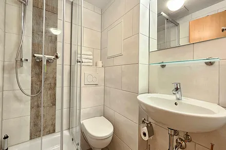 Bad mit Dusche/WC