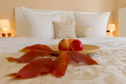 Schlafzimmer mit Doppelbett