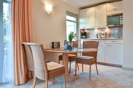 Küchenzeile mit Esstisch